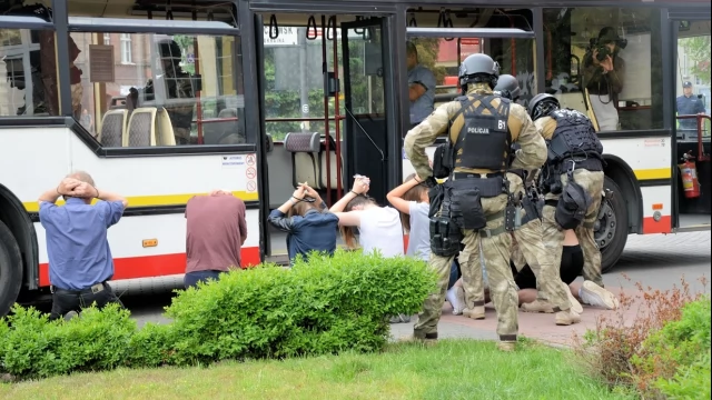 Tczew - Atak terrorystyczny na autobus - negocjacje przed ratuszem