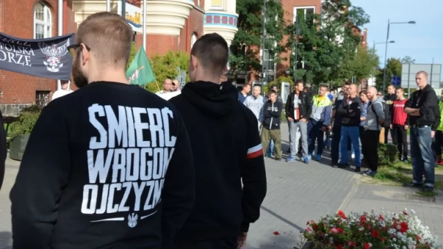 Tczew - Manifestacja przeciw przyjmowaniu uchodźców. Nie zabrakło radykalnych haseł