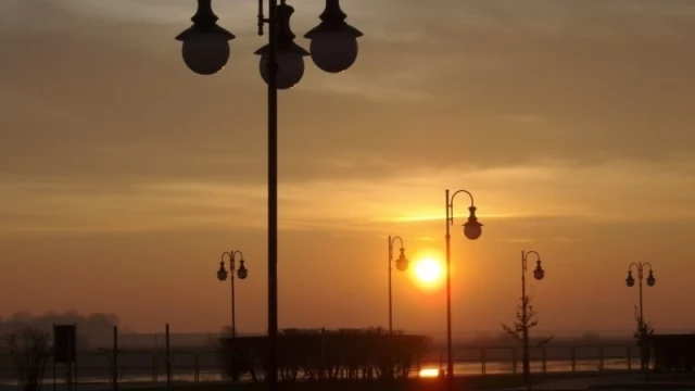 Tczew - Bulwar wieczorem - nie świecą niektóre lampy