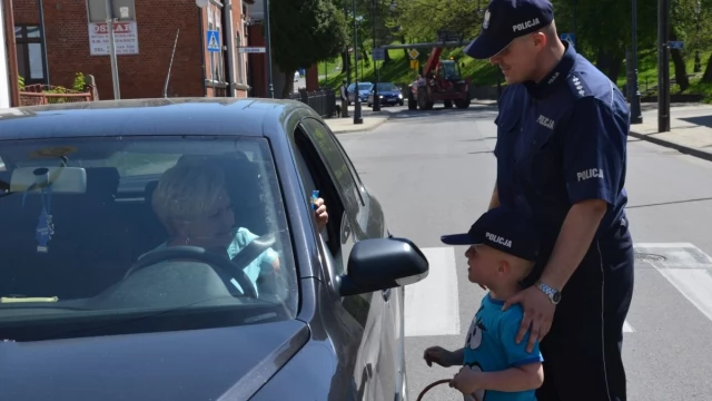 Tczew - Dziś  Dzień Dobrych Uczynków - policjanci sypnęli... lizakami