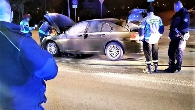 Tczew - Policjanci zauważyli dym i płomienie - natychmiast zatrzymali auto (WIDEO)