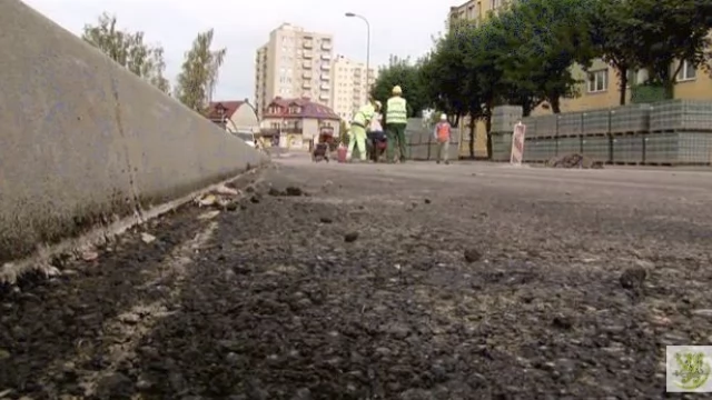 Tczew - Remont Jedności Narodu - wylewają masy bitumiczne