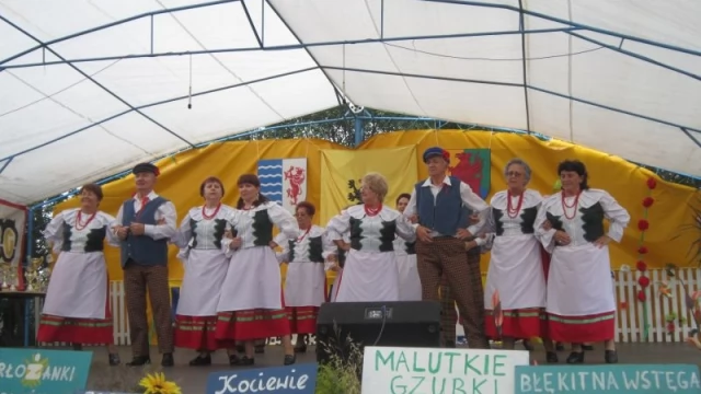 Tczew - Tańczą i śpiewają ku czci Matki Bożej