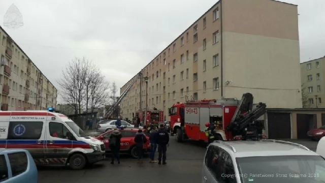 Tczew - Pożar na Saperskiej. Mężczyzna znaleziony w piwnicy w ciężkim stanie, jest więcej poszkodowanych