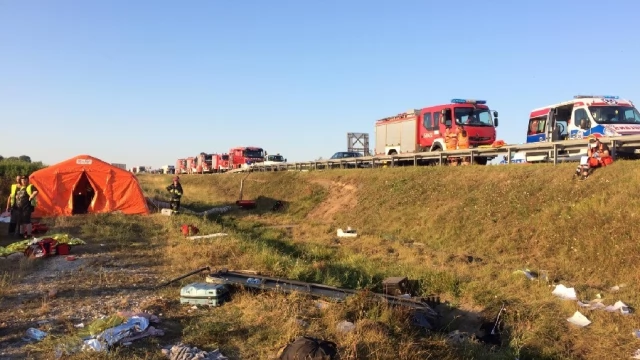 Tczew - Masowy wypadek na A1. Przewrócił się autobus z dziećmi