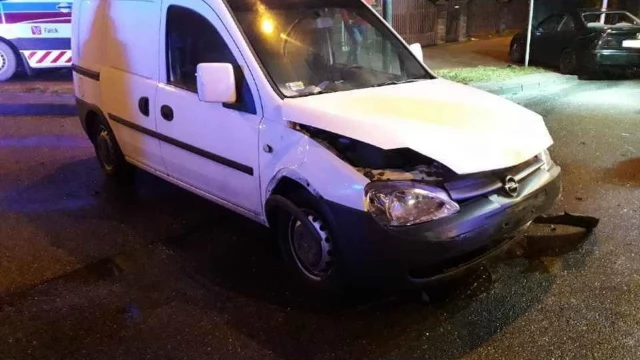 Tczew - Nocny wypadek na skrzyżowaniu Kociewskiej i Jagiellońskiej. Jedna osoba uwięziona w aucie