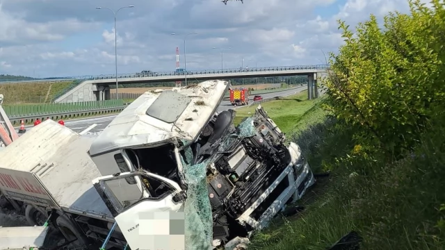 Tczew - Poważny wypadek na A1. Przewrócona ciężarówka blokuje jezdnię w stronę Gdańska