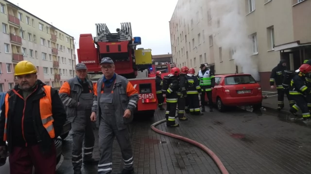 Tczew - Pożar na Saperskiej. Mężczyzna znaleziony w piwnicy w ciężkim stanie, jest więcej poszkodowanych