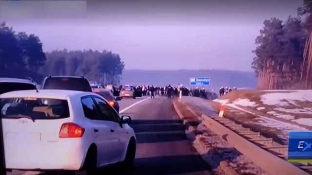 Tczew - Kibole chcieli bić się na A1. Udało im się zablokować ruch, ale na miejscu była policja