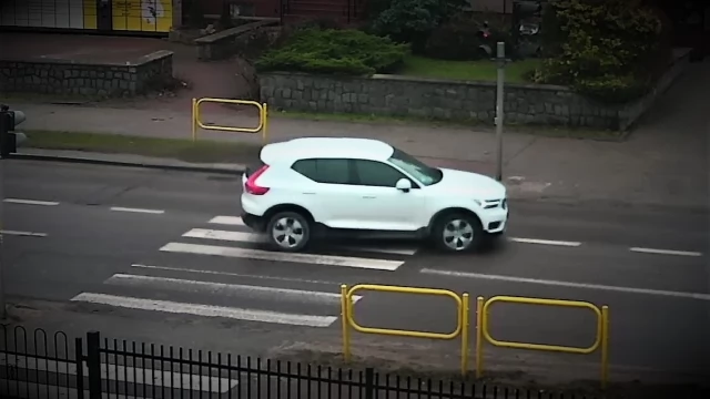 Tczew - Zniszczył sygnalizator i odjechał. Policjanci szukają świadków
