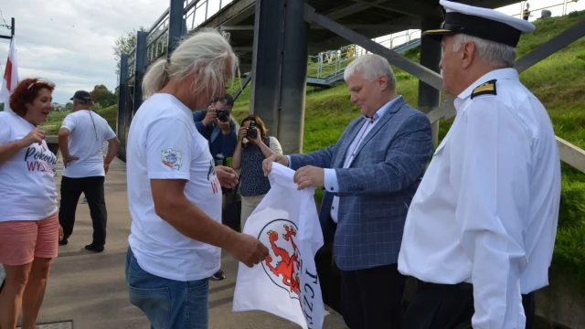 Tczew - Na stulecie niepodległości płyną tratwą z Wyszkowa do Gdańska