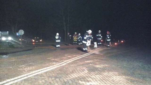 Tczew - DK"22". Siedem zastępów straży usuwało skutki zderzenia osobówki z cysterną