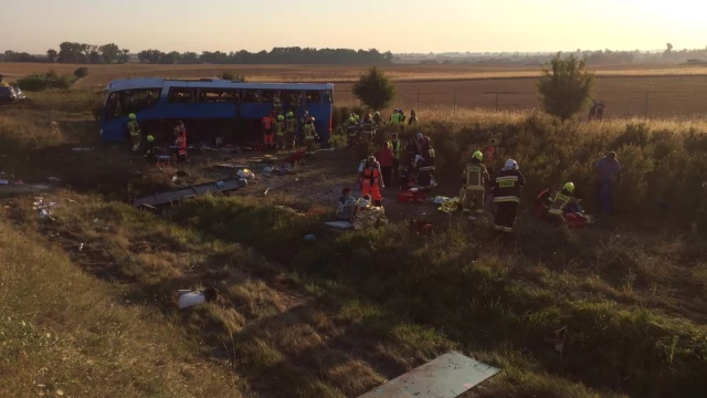 Tczew - Masowy wypadek na A1. Przewrócił się autobus z dziećmi