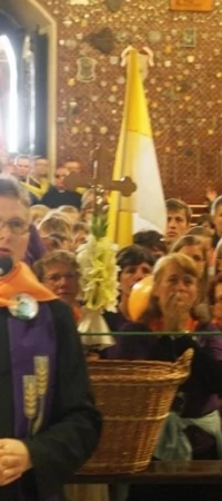 Tczewska grupa na Jasnej Górze - na pierwszym planie jej opiekun, ks. Andrzej Szcześniewski