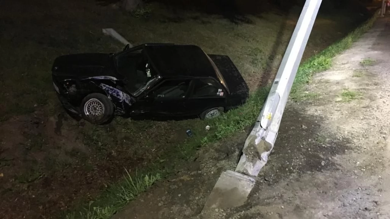 Al. Solidarności. BMW wypadło z drogi