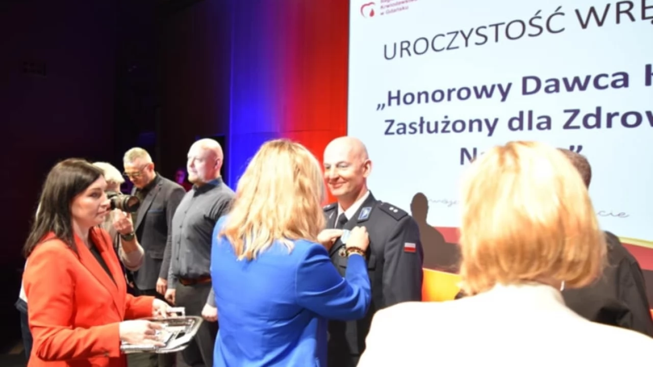 Policjant z Tczewa w gronie zasłużonych krwiodawców. Niezwykłe wyróżnienie za pomoc innym