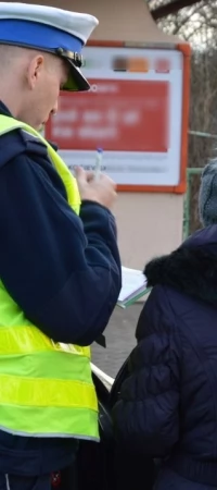 Policjanci podczas akcji "Bezpieczny pieszy"