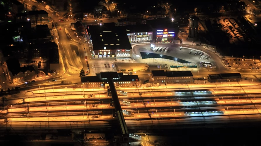 Dworzec i galeria nocą