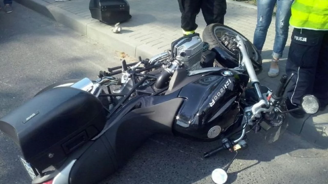 Zderzenie osobówki i motocykla na Żwirki