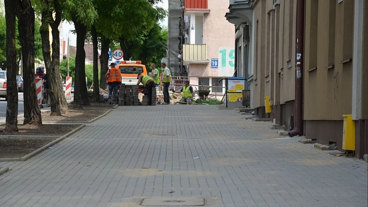 Na Sobieskiego nowy chodnik po obu stronach ulicy