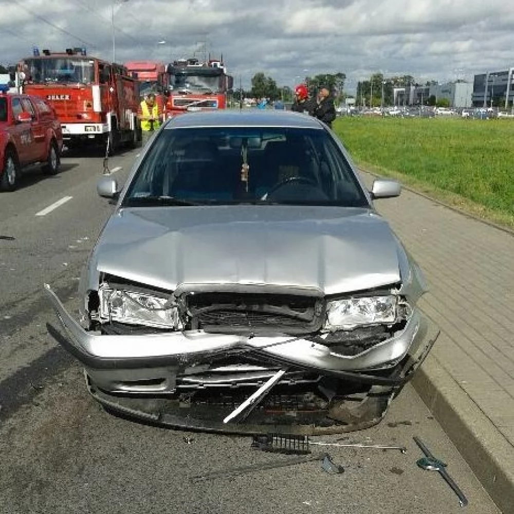 Czołowe zderzenie na Malinowskiej - 4 osoby ranne