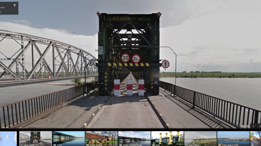 Samochód Google zatrzymał się przed barierą uniemożliwiającą wjazd na most
