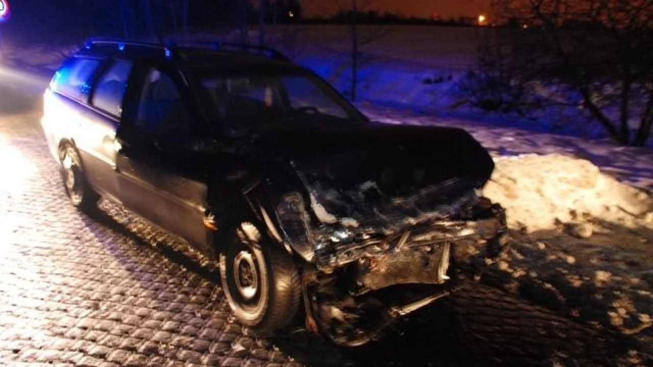 Policjanci ustalają przyczyny śmiertelnego wypadku w Bałdowie