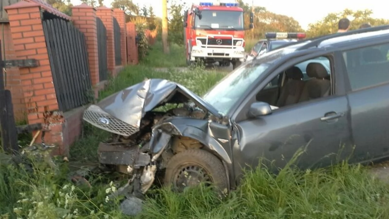 Osobowe auto najechało na ogrodzenie - jedna osoba ranna