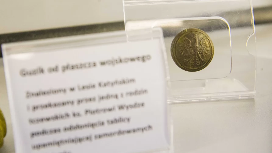 Guzik od płaszcza wojskowego znaleziony w Lesie Katyńskim i przekazany przez jedną z tczewskich rodzin ks. Piotrowi Wysdze