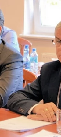 Zenon Żynda (z prawej) podczas sesji Rady Powiatu