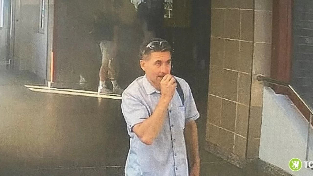 Wandalizm na dworcu. Policja szuka tego mężczyzny