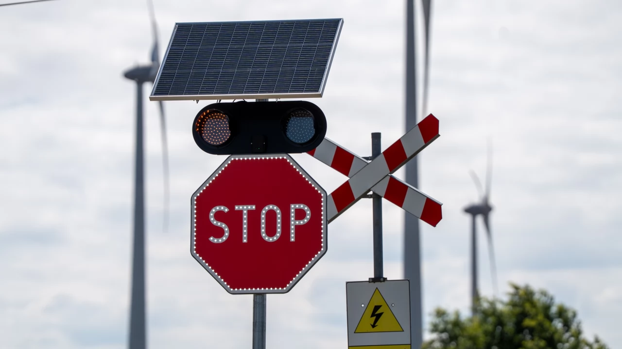 Zatrzymaj się na przejeździe kolejowym. Bezpieczny STOP to Twoje życie