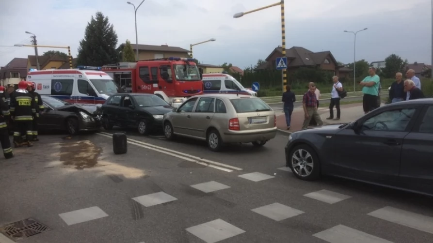 Zderzenie czterech aut na skrzyżowaniu al. Kociewskiej i ul. Żwirki