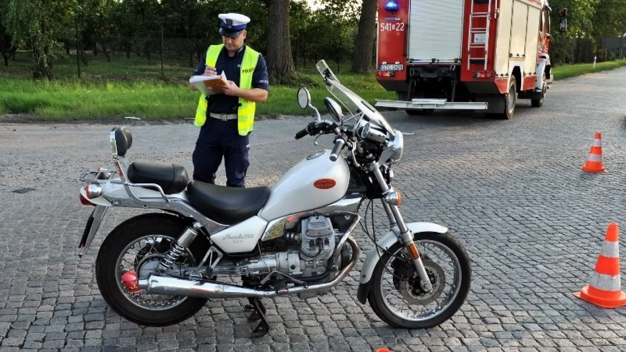 Dwa wypadki - kierowca z kempingiem dachował, motocykliście nie ustąpiono pierwszeństwa