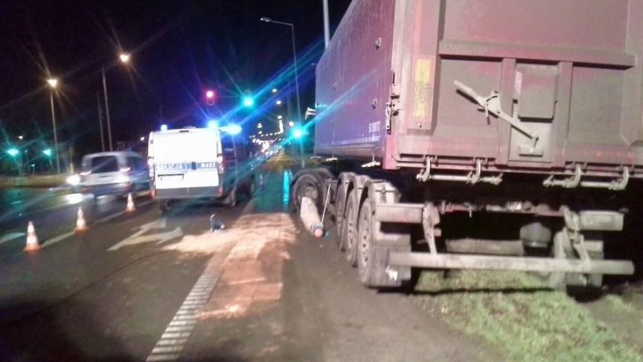 Ciężarówka wypadła z drogi i staranowała słup