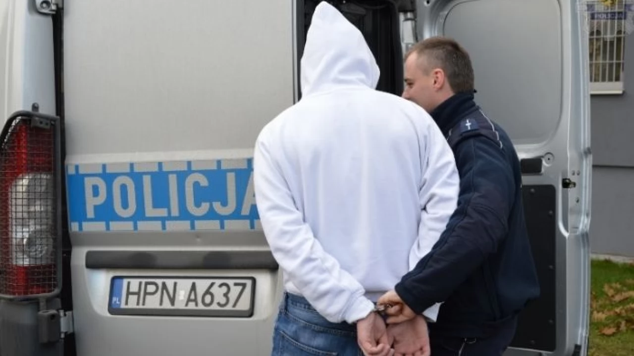 Rozbój w sklepie. Rzucił się z nożem... za zupkami chińskimi i piwem