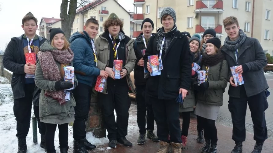 Tczewianie kwestują na ulicach miasta - tu ochotnicy z harcerskiego sztabu