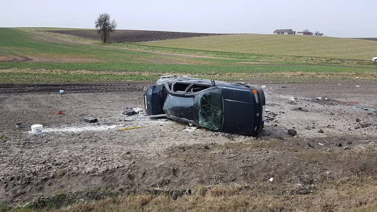 Szprudowo. Dachowanie - jedna osoba trafiła do szpitala