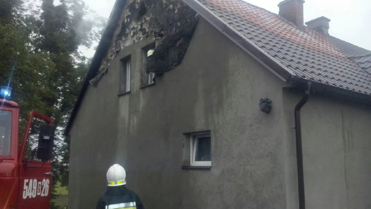 5 zastępów straży walczyło z pożarem domku jednorodzinnego