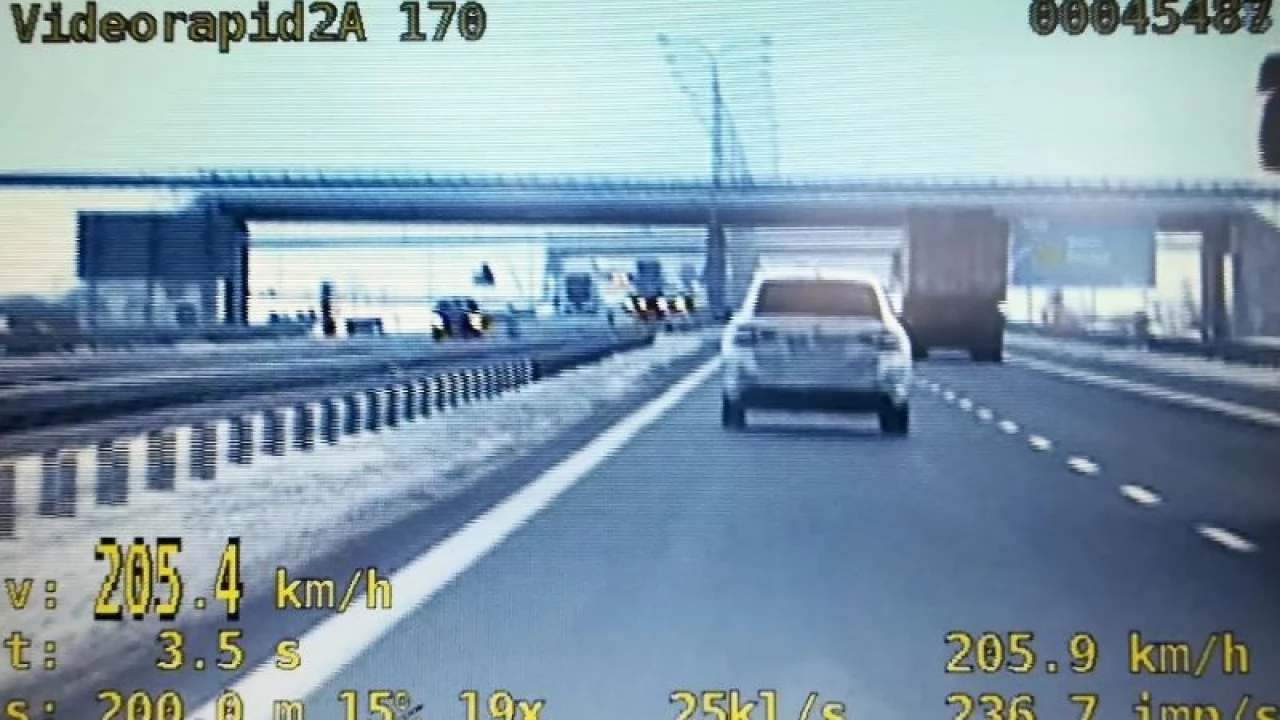 27 mandatów i zatrzymane prawo jazdy. Rekordzista przekroczył prędkość o 76 km/h!