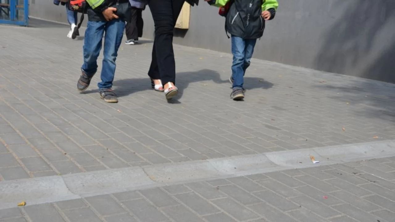 Kanały odpływowe utrudniają życie niepełnosprawnym i mamom z wózkami