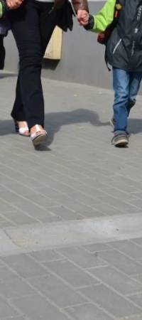 Odprowadzenie deszczówki w poziomie chodnika utrudnia niepełnosprawnym życie