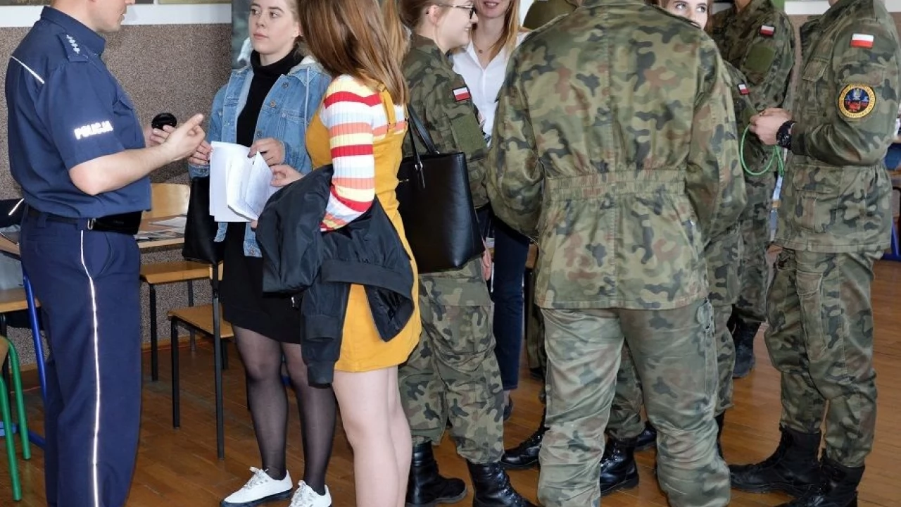Promowali zawód policjanta na targach pracy