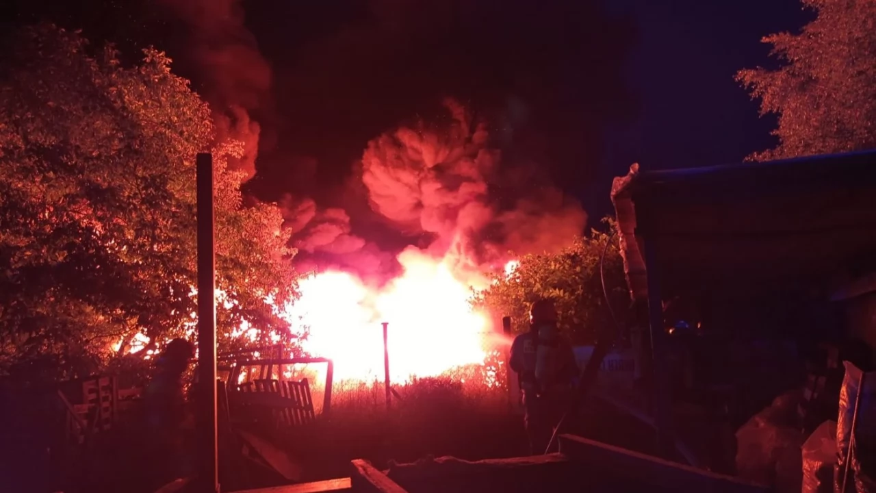 Płonęły stare opony - strażacy opanowali pożar