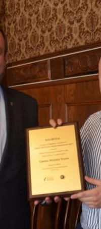 Mirosław Pobłocki (z lewej) i Krystian Jendrzejewski z nagrodą
