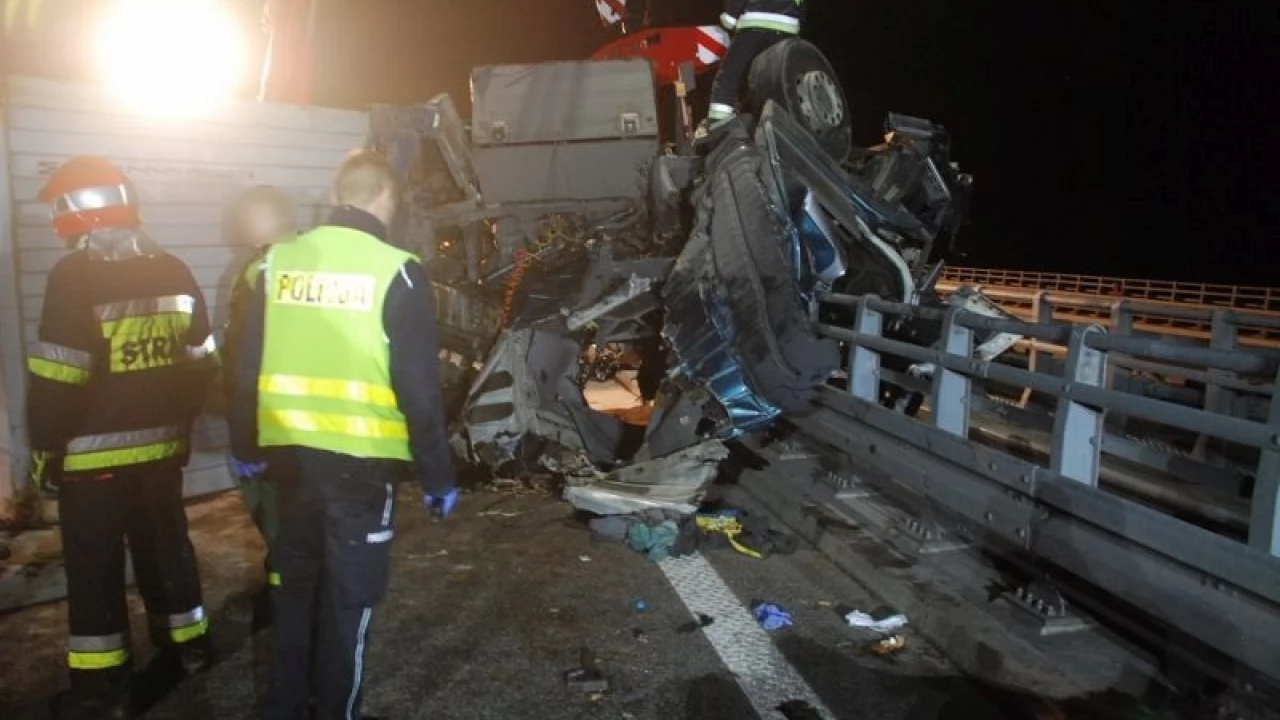 Wypadek w Zwierzynku. Kierowca z niewiadomych przyczyn zjechał na pas awaryjny
