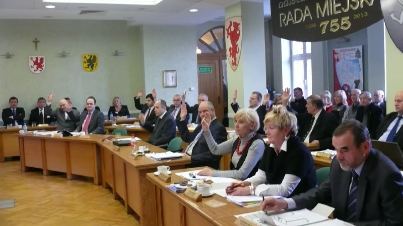 "Niestety, nasz 'kochany' rząd funduje nam bubel prawny". Radni podjęli uchwały "śmieciowe"