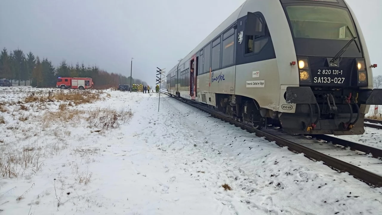 Wstrzymany ruch pociągów na trasie Tczew - Chojnice. Zderzenie auta i pociągu