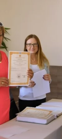 Dyplom potwierdzający kwalifikacje w zawodzie Technika Usług Kosmetycznych odbiera Katarzyna Krzemińska. W planie - własna działalność gospodarcza w zdobytym zawodzie w Anglii. Dyplom wręcza dyrektor Centrum Kształcenia Zawodowego „Nauka” Maria Wasiewicz Galińska, z lewej dyrektor zarządzający Eliza Wasiewicz - Pawlaczyk, w głębi kierownik sekretariatu Sandra Olek