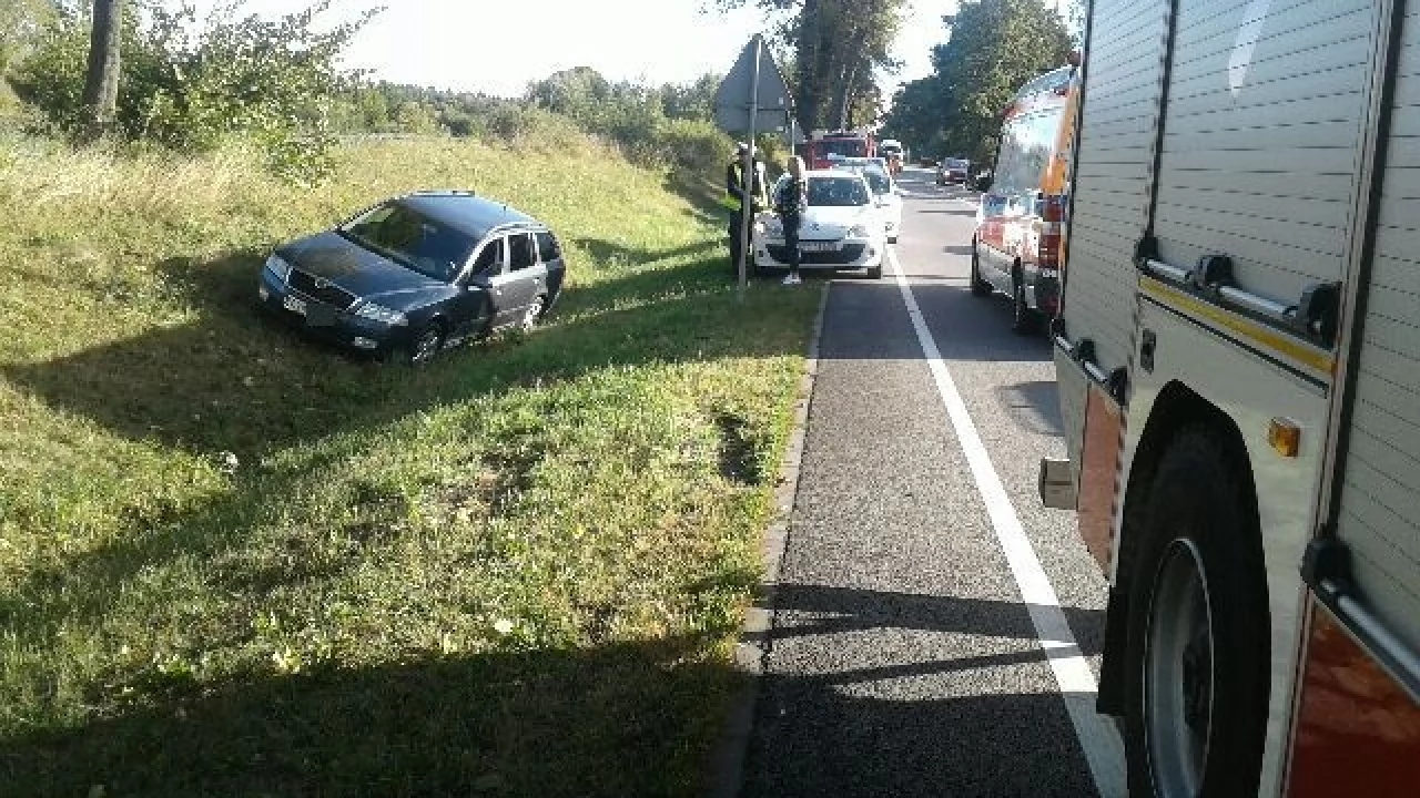 DK "22". Osobowe auto wpadło do rowu